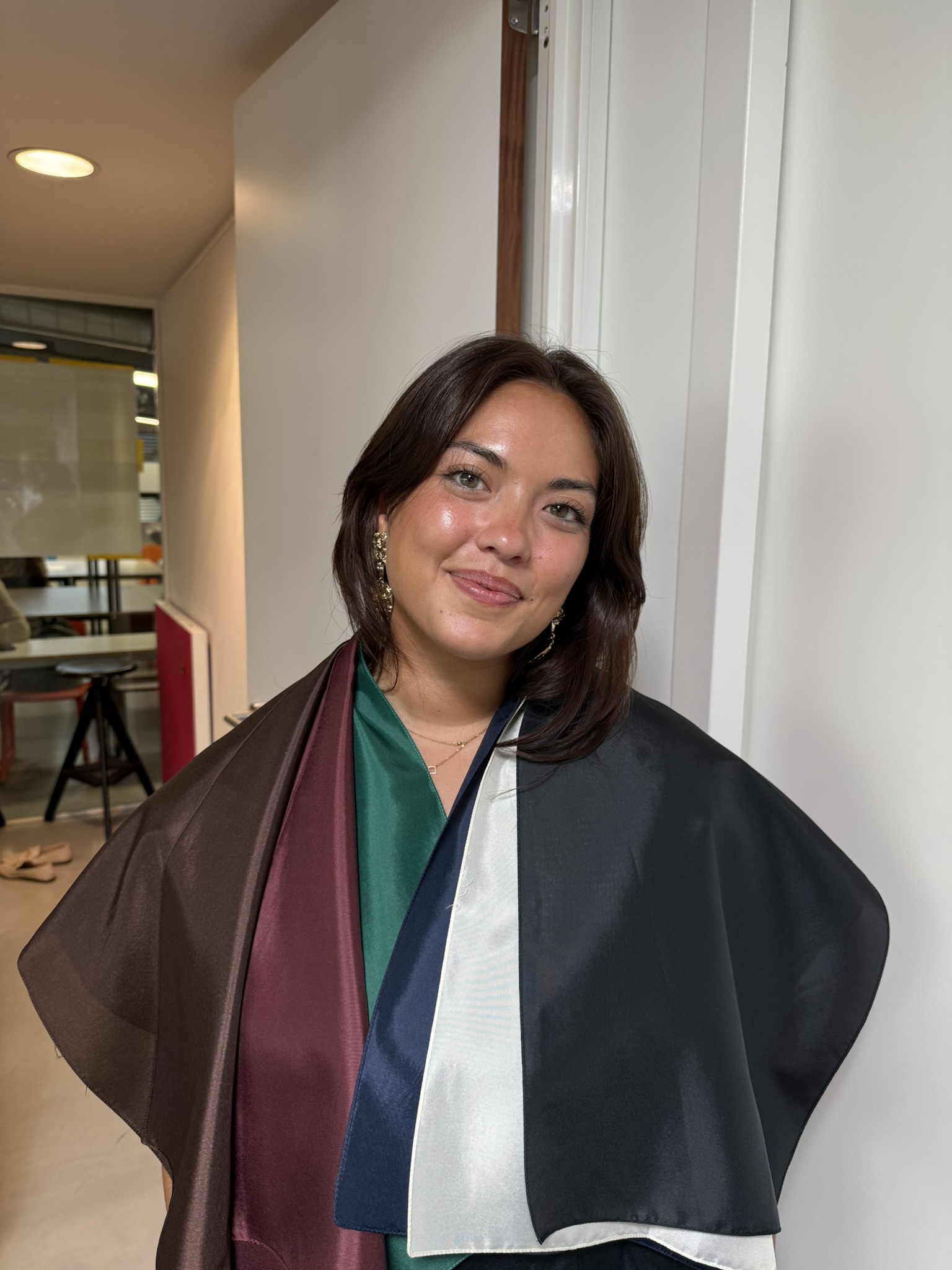 Klant met persoonlijke kleurdoeken of kleurenpaspoort na een kleuranalyse, foto 14