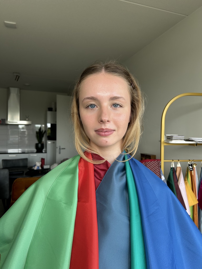 Klant met persoonlijke kleurdoeken of kleurenpaspoort na een kleuranalyse, foto 15
