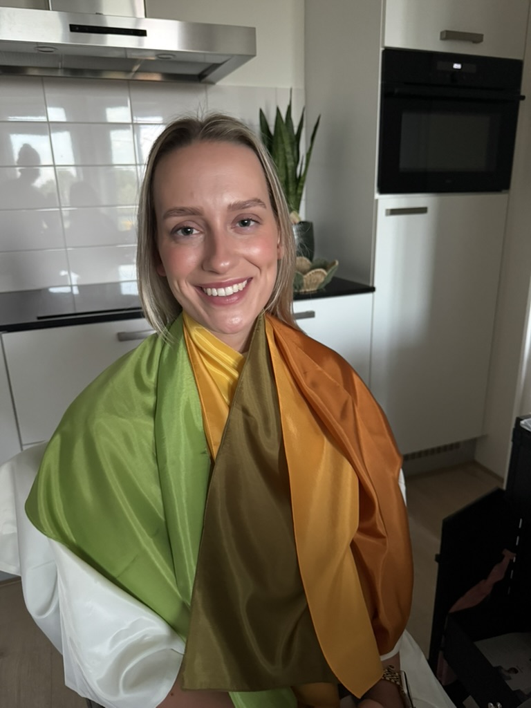 Klant met persoonlijke kleurdoeken of kleurenpaspoort na een kleuranalyse, foto 3