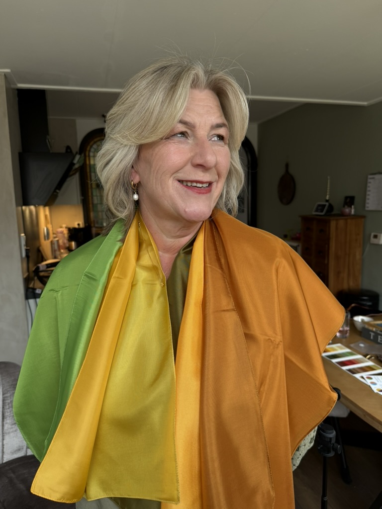 Klant met persoonlijke kleurdoeken of kleurenpaspoort na een kleuranalyse, foto 5