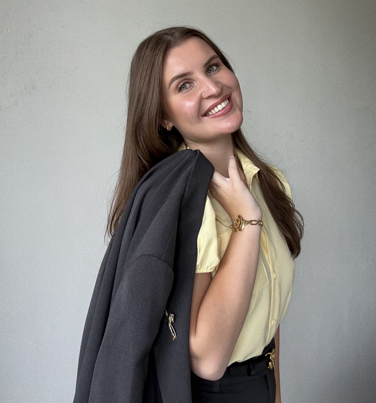 Jeany Kuhr in een gele blouse met een donker jasje over haar schouder