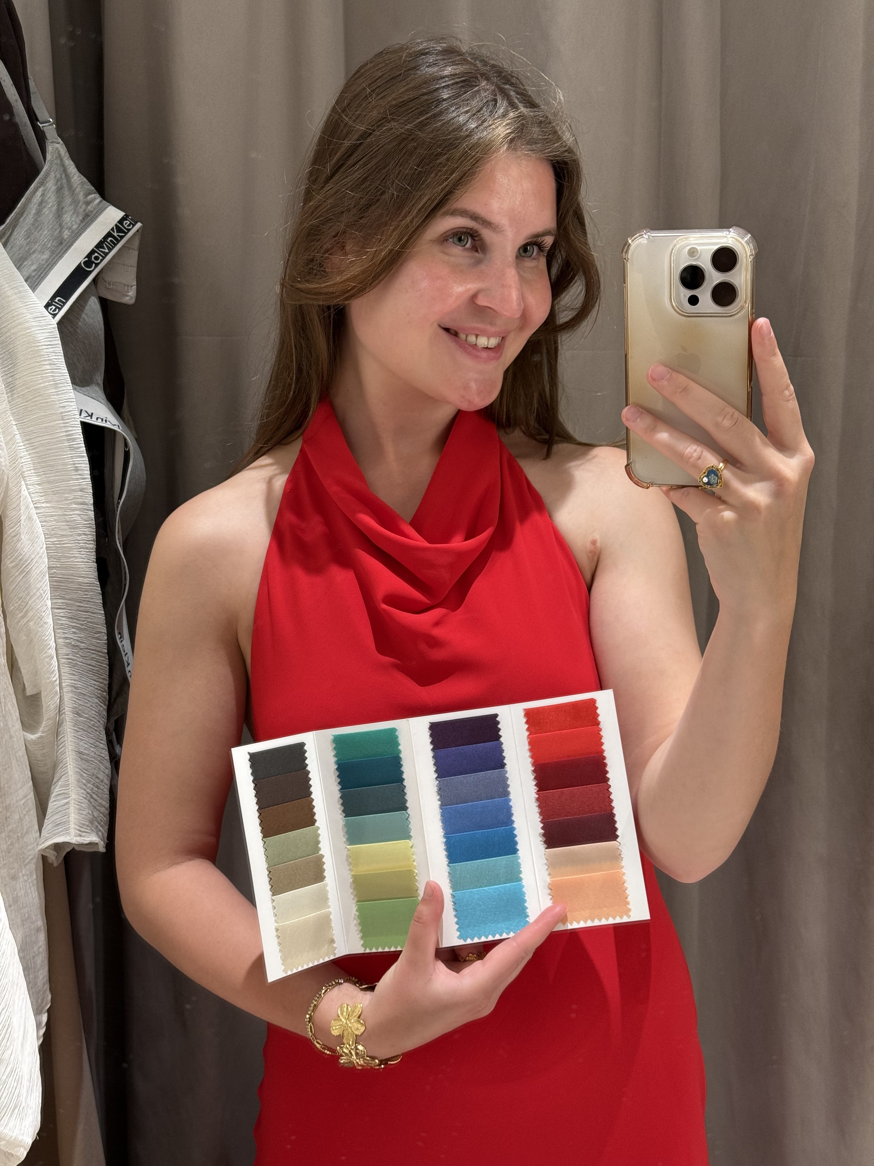 Jeany Kuhr met haar kleurenpaspoort tijdens het kiezen van kleding