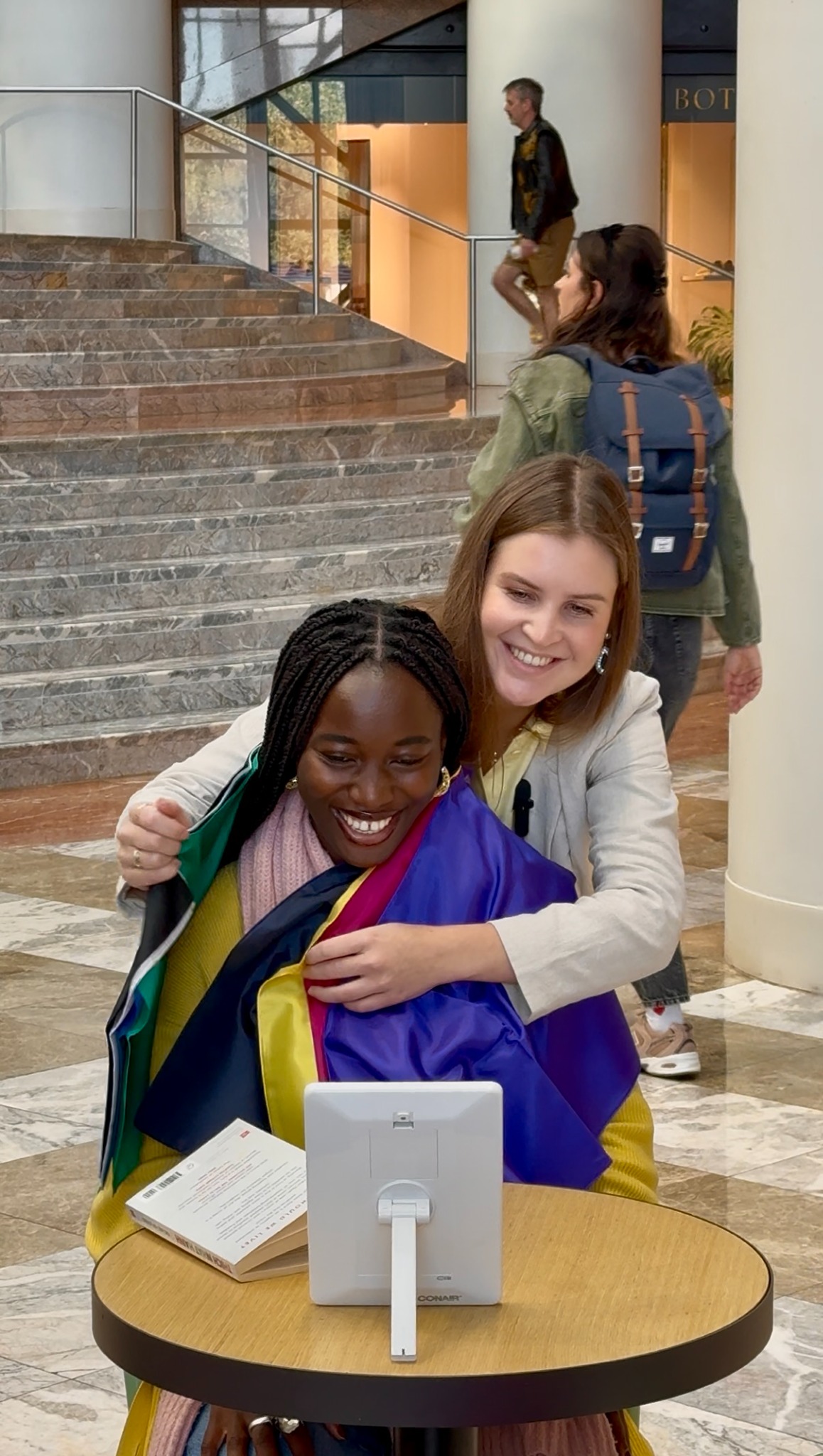 Jeany ontdekt samen met een vrouw haar kleuren tijdens een kleuranalyse in New York