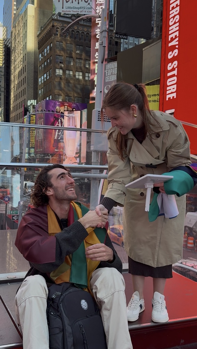 Jeany na een kleuranalyse met een man op Times Square in New York